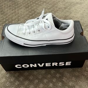 Like New Converse all star sneakers size 7 (these run 1/2 size large)